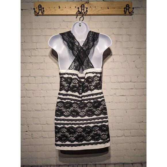 Vanity stretchy Lacey strap tank top large - Picture 2 of 3